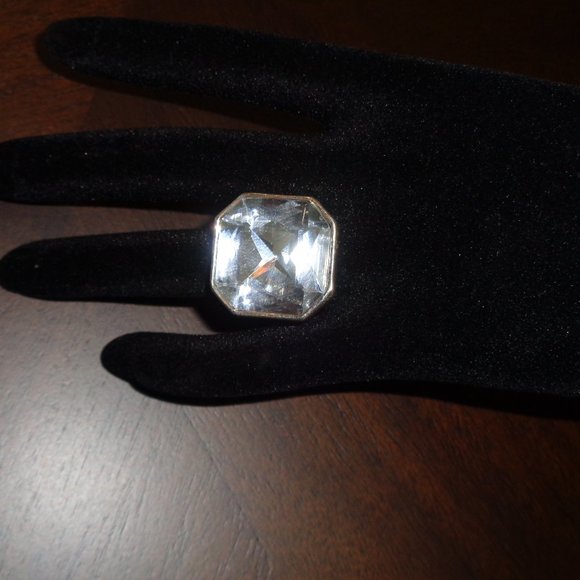 Oversized faux crystal ring- costume jewelry - Picture 9 of 9